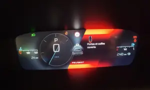 Tableau de bord Peugeot : feux de position allumés, vitesse 0 km/h, portes ouvertes, 240 km d'autonomie.