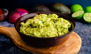 Guacamole: Z czym jeść? Odkryj 20+ pomysłów na podanie!