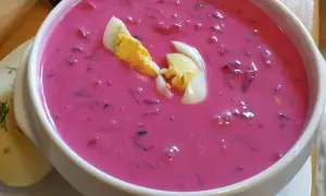Chłodnik litewski, jedna z klasycznych zup polskich, w misce z jajkiem i ziemniakami.