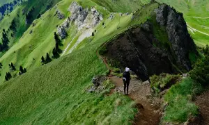 Wanderer auf einem Pfad in den grünen Dolomiten. Ein wahres Highlight für jeden, der die Natur liebt.