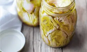 Carciofi sott'olio, un assaggio di Puglia in barattolo. La ricetta perfetta per conservare il gusto autentico.