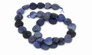 Herzförmige Dumortierit-Steine, ideal zum Basteln. Wenn Sie Dumortierit kaufen möchten, sind diese wunderschönen blauen Perlen eine tolle Wahl.