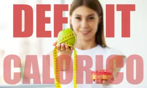 Donna con mela e donut, con metro da sarta. Capire come funziona il deficit calorico è la chiave per il benessere.