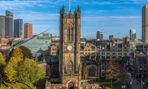 Katedra w Manchesterze, jeden z głównych punktów, które warto zobaczyć w Manchesterze, góruje nad nowoczesnym miastem.