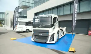 Le camion Volvo "The Iron Knight", le camion le plus rapide du monde, est prêt pour la course.
