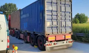 Ciężarówka z kontenerami na wadze. Kontrola transportu, czy nie przekracza dopuszczalnej masy, jakby przewoziła cement.