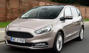 Beżowy Ford S-Max w ruchu. Wiele osób szuka ford s max opinie, ten model wygląda na komfortowy i przestronny.