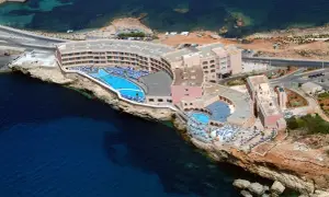 Hotel Paradise Bay Malta, z basenami i widokiem na turkusowe morze, to idealne miejsce na wakacje.