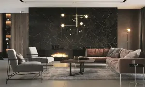 Nowoczesny salon z kominkiem i **ciekawe wykończenie ścian wewnętrznych** w postaci czarnego marmuru. Wygodne fotele i kanapa zapraszają do relaksu.