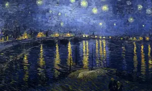 Noc nad Rodanem, słynne obrazy Van Gogha. Błękitne niebo z żółtymi gwiazdami, odbijające się w wodzie światła miasta i dwie postacie na brzegu.