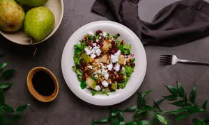 Sałatka z gruszką, burakami i serem feta – idealna na dietę matki karmiącej. Zdrowo i smacznie!