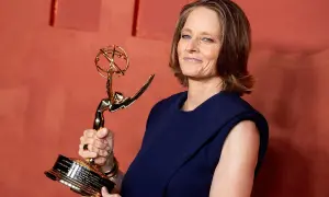 Jodie Foster z dumą trzyma swoją nagrodę Emmy, błyszczącą statuetkę symbolizującą jej wybitne osiągnięcia w telewizji.
