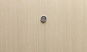 Wizjer w drzwiach antywłamaniowych: Jak zachować gwarancję?