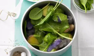 Bunter Kartoffelsalat mit frischem Spinat und einer grünen Soße, inspiriert von Sauerampfer-Rezepten.