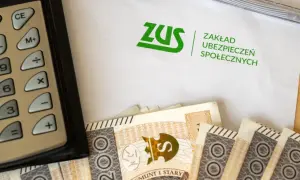 Kalkulator, banknoty i dokument ZUS. Obrazek nawiązuje do tematu zasiłku przedemerytalnego i finansów.