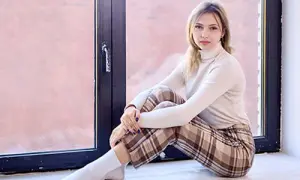 Jaką bluzkę do spodni w kratkę wybrać, by wyglądać stylowo?