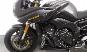 Czarny motocykl Yamaha FZ8N z żółtym napisem "FAZER" na owiewce. Złote lagi i detale podkreślają sportowy charakter.