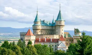 Bajkowy zamek Bojnice, jedna z najpiękniejszych słowackich atrakcji, otoczony zielenią.