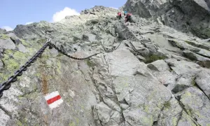 Skały Rysów, gdzie łańcuchy pomagają w trudnym podejściu. Szlak oznaczony czerwono-białym znakiem.