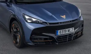 Niebieski Cupra Tavascan z miedzianymi akcentami na felgach i zderzaku.