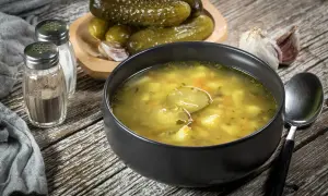 Idealna zupa ogórkowa: przepis krok po kroku i sekrety smaku