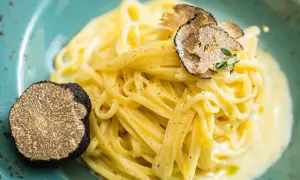 En krämig pasta med rikligt med färsk svart tryffel, en lyxig pasta tartufo.