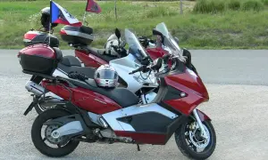 Gotowe na przygodę? Dwa skutery czekają na kolejny etap podróży. To idealny sprzęt do turystyki motocyklowej.
