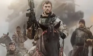 Chris Hemsworth leder en grupp soldater till häst i en actionfylld scen, typiskt för filmer med Chris Hemsworth.
