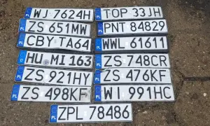 Kolekcja polskich tablic rejestracyjnych, m.in. WJ 7624H, ZS 651MW, CBY TA64, HU MI 163, ZS 921HY, ZS 498KF, TOP 33 JH, PNT 84829, WWL 61611, ZS 748CR, ZS 476KF, WI 991HC, ZPL 78486.