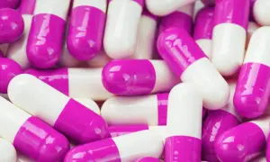 Mnóstwo białych i fioletowych kapsułek. Kiedy brac probiotyk? Zawsze warto skonsultować się z lekarzem lub farmaceutą.