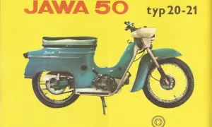 Niebieski skuter Jawa 50 typ 20-21 na żółtym tle. Klasyk z Povážské Strojárne.