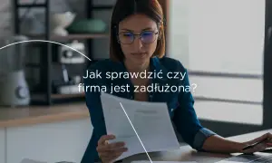 Kobieta analizuje dokumenty, szukając odpowiedzi na pytanie: jak sprawdzić czy firma jest zadłużona?
