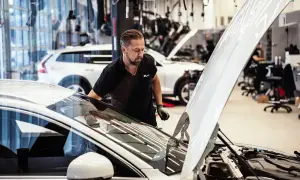 Mekaniker kontrollerar en bil i verkstad. För att bilen ska hålla sig i gott skick måste man serva bilen varje år.