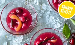 Erfrischende Kaltschale mit Kirschen und Vanille, ein perfektes Sommer-Rezept.