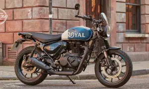 Stylowy motocykl Royal Enfield Hunter 350 z niebiesko-białym malowaniem zbiornika, zaparkowany na ulicy.