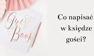Elegancka księga gości z napisem "Guest Book" w kolorze różowego złota, obok różowe ozdoby i długopis. Pytanie: Co napisać w księdze gości?