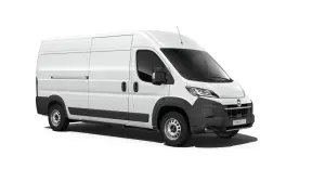 Vit Opel Movano skåpbil, redo för leveranser.