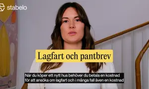 Kvinna förklarar vad menas med pantbrev och lagfart. När du köper hus tillkommer kostnader för dessa.