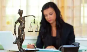 Ile zarabia właściciel kancelarii prawnej? Fakty, które zaskakują