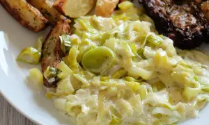 Cremiger Lauch, eine köstliche Beilage zu Steak und Kartoffelspalten. Perfekt für Lauch Rezepte.
