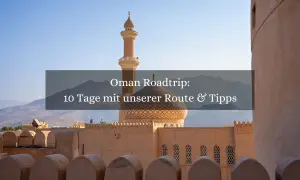 Oman Roadtrip: 10 Tage mit Route & Tipps. Moschee mit Minarett und Festungsmauern vor Bergkulisse.