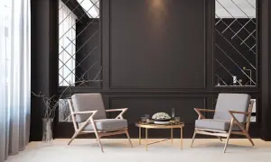 Eleganckie fotele i stolik kawowy na tle czarnej ściany z lustrzanymi panelami. Inspiracje do nowoczesnego salonu.