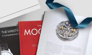 Libros de relojes con imágenes detalladas de mecanismos y cintas de satén.