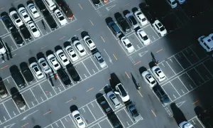 Ile miejsc parkingowych na osiedlu? Lokalne przepisy decydują!