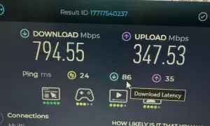 Test de débit internet : 794.55 Mbps en téléchargement, 347.53 Mbps en envoi. Le ping est de 86 ms, ce qui indique la latence.