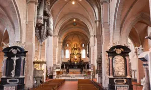 Innenansicht des Trierer Doms mit Orgel, Bänken und dem Hochaltar. Die dominformation trier ist beeindruckend.