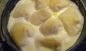 Rupfhauben aus Niederbayern in einer Pfanne, die in einer cremigen Soße köcheln. Ein herzhafter Genuss!