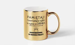 Złoty kubek z napisem "Pamiętaj! Czasami jedyne wyjście to wyjście na DRINKA (zawsze możesz po nas zadzwonić) POWODZENIA W NOWEJ PRACY" - idealny prezent na odejście z pracy.