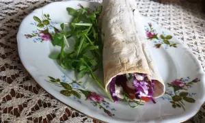 Pyszny wrap z warzywami i sosem, zawinięty w cienki **lawasz**. Co to jest? To idealna baza do zdrowego posiłku.