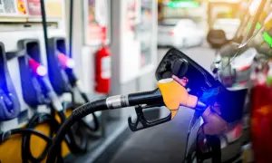 Dystrybutor paliwa wlewa benzynę do baku samochodu. Rosnący koszt paliwa to problem wielu kierowców.